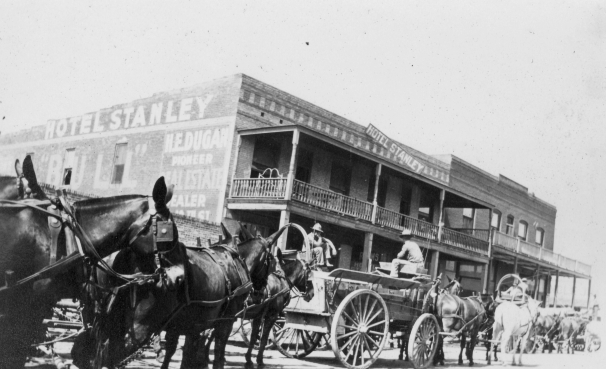 Troops Go To Town.jpg (715091 bytes)